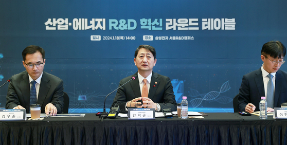 Minister of Trade, Industry and Energy Ahn Duk-geun, center, speaks during a round table meeting held in southern Seoul on Thursday. [MINISTRY OF TRADE, INDUSTRY AND ENERGY]