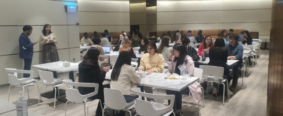 Students participating in the Leadership Academy Program socialize during one of the program's events. [SUNNONG CULTURE FORUM]
