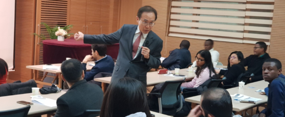  Kim Joon-kyung, professor of economics and former President Lee Myung-bak's secretary for financial policy, gives a lecture as part of the Sunnong Culture Forum's Leadership Academy Program in 2019. [SUNNONG CULTURE FORUM]