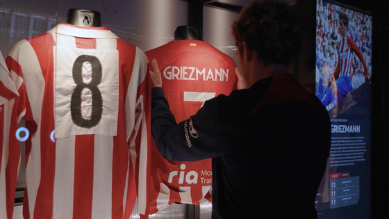 Antoine Griezmann places his jersey in the Atletico Madrid museum. [ONE FOOTBALL] 