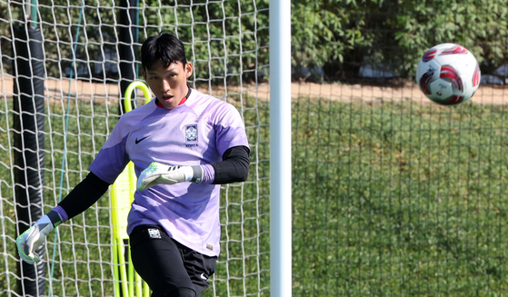 Goalkeeper Kim Seung-gyu trains with the Korean national team on Sunday at Al-Egla training site in Doha, Qatar ahead of Monday's group stage match against Bahrain. [NEWS1] 
