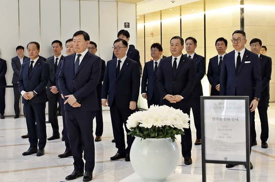 Lotte Chairman Shin Dong-bin and other executives attended a memorial ceremony for the fourth anniversary of founder Shin Kyuk-ho's passing at Lotte World Tower in southern Seoul on Thursday. [LOTTE CORPORATION]