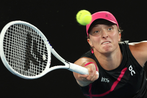 Poland's Iga Swiatek hits a return against the Czech Republic's Linda Noskova during at the Australian Open in Melbourne on Saturday.  [AFP/YONHAP]