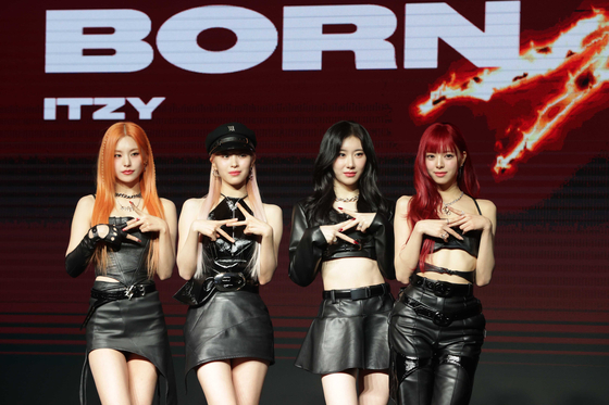 Girl group ITZY poses for a photo during a press showcase held for the group's new EP, "Born To Be," in Yeouido, western Seoul, on Jan. 8. [YONHAP]