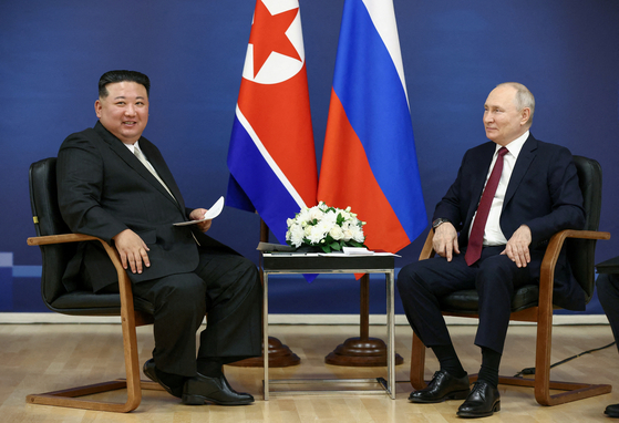 North Korean leader Kim Jong-un, left, and Russiam President Vladimir Putin hold a bilateral summit at the Vostochny Сosmodrome in Russia’s far eastern Amur region on Sept. 13, 2023. [REUTERS/YONHAP]