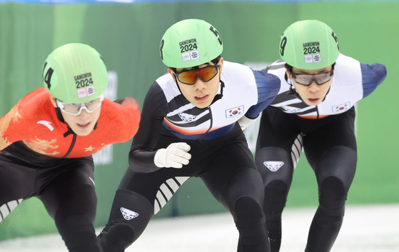 Korea's Joo Jae-hee, left, and Kim Yoo-sung compete in the men's 1500-meter short track speed skating final of the Gangwon Youth Olympics held at Gangneung Ice Arena in Gangwon on Jan. 20. [YONHAP]