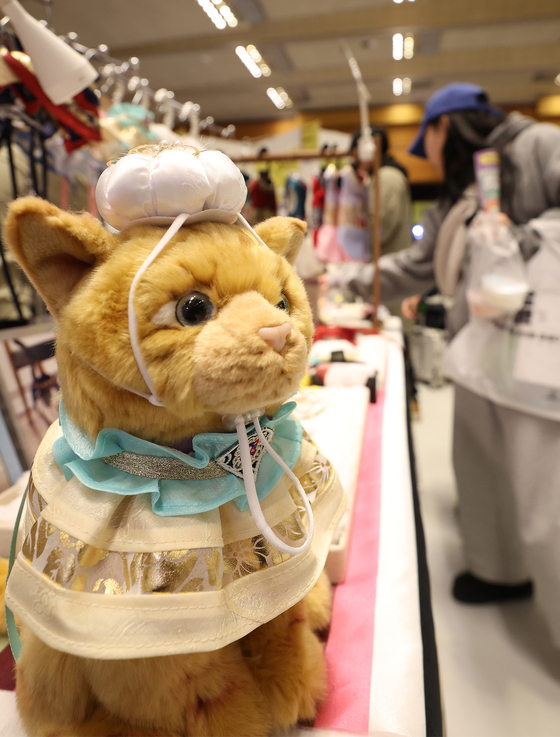 A cat doll adorned in hanbok, or traditional Korean dress, on display at a cat fair at COEX mall in southern Seoul on Sunday. [YONHAP]
