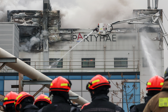 Firefighters extinguish fire and smoke at a plastics plant in Incheon on Sunday. [NEWS1]