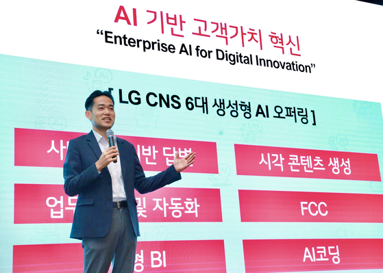 Jin Yo-han, vice president of the data analytics and artificial intelligence department of LG CNS, explains about the company's new AI center on Friday. [LG CNS]