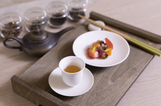Ginger-scented black tea and sweet and sour pork topped with strawberries at Cocosienna [KIM SANG-SEON]