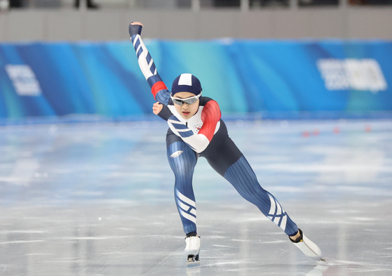 Jung Hui-dan competes in the women's 500-meter speed skating race at the Gangneung Oval in Gangneung, Gangwon on Monday.  [YONHAP]