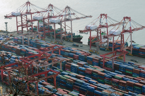 Containers are stacked at Busan Port on Jan. 1. [YONHAP] 