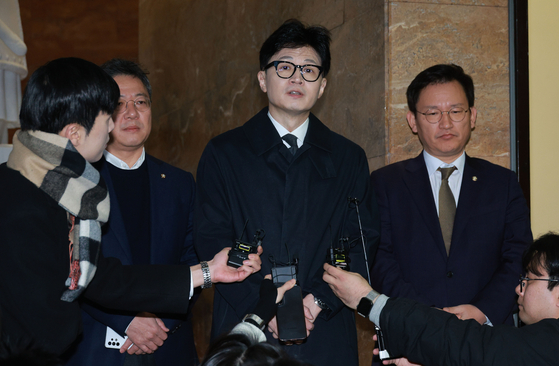 Han Dong-hoon, interim leader of the People Power Party, speaks to reporters at the National Assembly in western Seoul on Monday. [YONHAP]