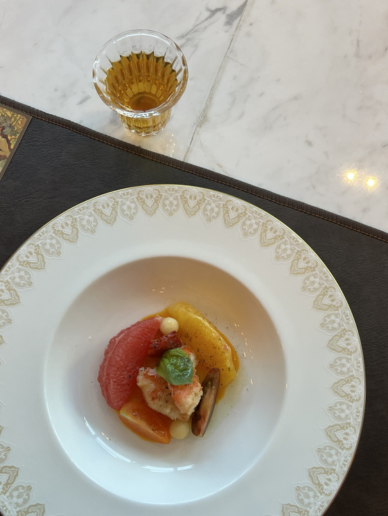 Yunnan black tea with shrimp cooked with grapefruit, apple and tomato at Le Meridien Seoul Myeongdong [SEO JEONG-MIN] 