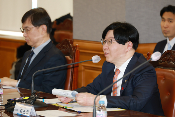 Financial Services Commission Vice Chairman Kim So-young speaks in a meeting with CEOs of foreign financial companies operating in Korea in central Seoul on Monday. [FSC]