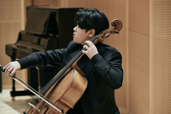 Cellist Han Jae-min plays the cello during a press conference at Lotte Concert Hall in Songpa District, southern Seoul, on Friday. Han was selected as Lotte Concert Hall’s “In House Artist” this year. [LOTTE CONCERT HALL]
