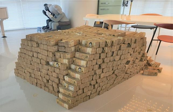 Пачка наличных на сумму 50 000 вон, накопленная главным подозреваемым в работе нелегального сайта азартных игр (ПРКУРАТУРА ПУСАНА)