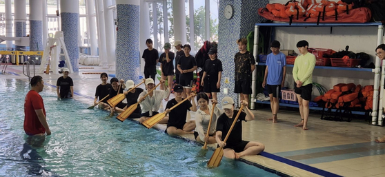 Students practice rowing a boat during Chonnam National University's Exploring the Coastal City Yeosu and Marine Activities class. [CHONNAM NATIONAL UNIVERSITY]
