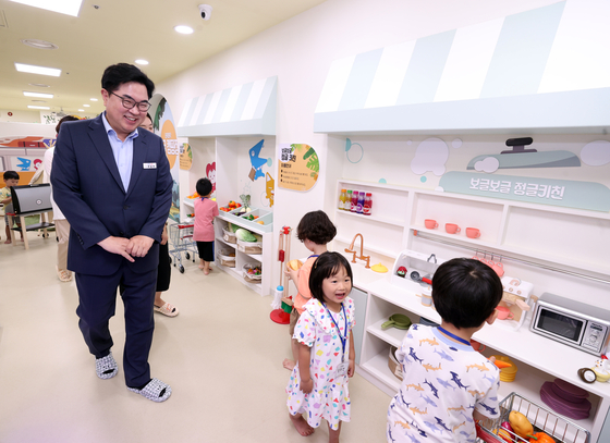 Park Il-ha, the head of the Dongjak District Office, walks around the Dongjak Kids Cafe's Daebang Branch, which is located inside the Dongjak District Childcare Support Center in Dongjak District, southern Seoul, in July 2023. [YONHAP] 