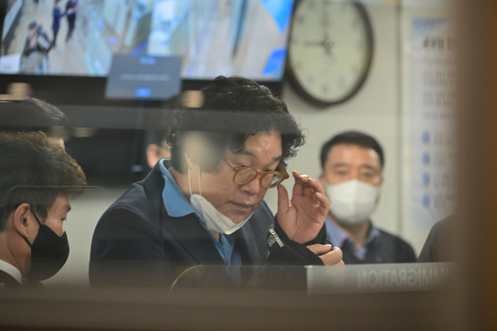 Former Ssangbangwool CEO Kim Seong-tae arrives at Incheon International Airport on Jan. 17, 2023 after being arrested in Thailand where he had stayed for eight months. [YONHAP]