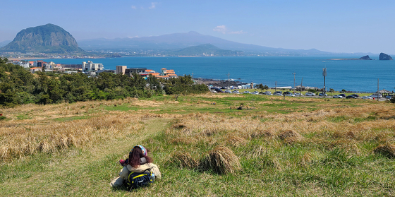 An olle trail, or a long-distance trekking trail, at Jeju Island. During the Introduction to Physical Education class at Jeju National University, students are given assignments to walk around the island's trails. [JOONGANG ILBO]