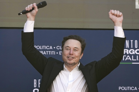 Tesla CEO Elon Musk waves as he arrives at a festival in Rome, Italy on Dec. 16. [AP/YONHAP]