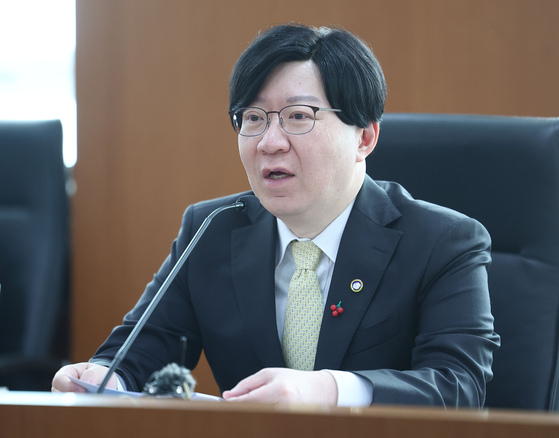 The Financial Services Commission Vice Chairman Kim So-young speaks during a press conference held at the Korea Exchange in western Seoul on Tuesday on the regulator's plan for a convertibles-related regulation overhaul. [YONHAP]