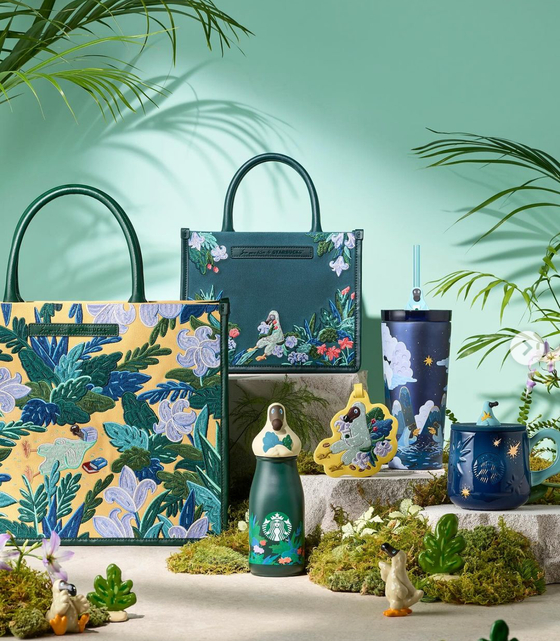 Artist Kim Sun-woo has collaborated with Starbucks Korea to release a collection of goods printed with his dodo bird designs. [STARBUCKS KOREA]