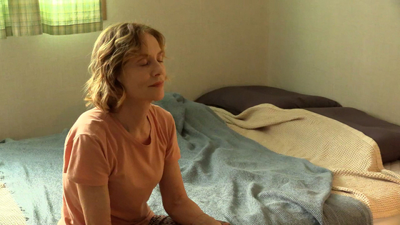 A scene from director Hong Sang-soo's film ″A Traveler's Needs,″ starring French actor Isabelle Huppert [JEONWONSA FILM]