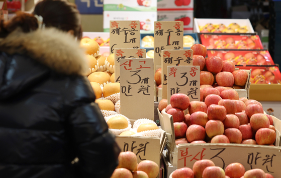 Pictured are apples and Asian pears displayed at a traditional market in Seoul. Apple wholesale prices on average skyrocketed by 95.9 percent compared to last year, almost double last year's prices, while Asian pear average wholesale prices jumped by 66.2 percent. [YONHAP]