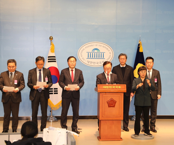 Lee Dong-geun, vice chairman of Federation of Korean Industries, fourth from left, reads out a joint statement issued by Korea's five business associations, that urges the National Assembly to pass the revised bill that extends the grace period of the Serious Accident Punishment Act by two additional years in Yeouido, western Seoul on Tuesday. [FEDERATION OF KOREA INDUSTRIES]