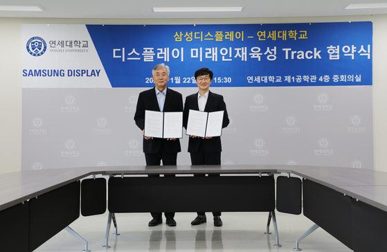 Myoung Jae-min, dean of Yonsei University's college of engineering, left, and Samsung Display Vice President Lee Jong-hyuk, pose for a photo after signing a memorandum of understanding on Monday. [SAMSUNG DISPLAY]