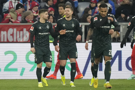 Bremen's Mitchell Weiser, center, celebrates after scoring his side's opening goal during a Bundesliga match against Bayern Munich at the Allianz Arena stadium in Munich, Germany on Sunday. [AP/YONHAP]
