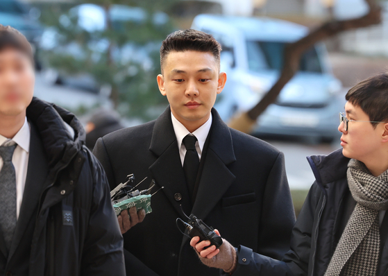 Actor Yoo Ah-in enters the Seoul Central District Court in Seocho District, southern Seoul, on Tuesday for his second court hearing on his alleged illegal drug use. [YONHAP]