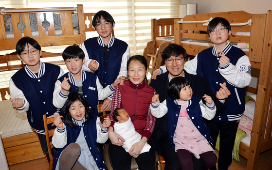 Kim and Yoon pose for a picture with their seven children at their home in Gyeryong, South Chungcheong, on Tuesday. [KIM SEONG TAE / JOONGANG PHOTO]
