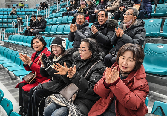 Members of the Wonju City Public Relations Committee watch the ice hockey at the Gangneung Ice Centre in Gangneung, Gangwon on Monday.  [YONHAP]