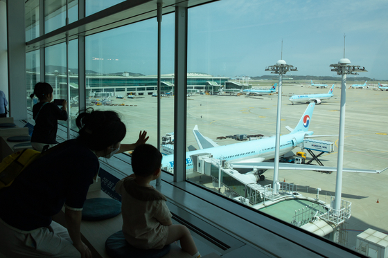 This winter peak season, Incheon International Airport implements promotions including free airport limousine rides for children, free in-flight meal coupons and earlier airport express operations. [JOONGANG PHOTO] 