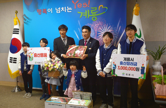 Yoon's family receive gifts from Gyeryong's city government, including nutritious food and baby essentials on Tuesday. [KIM SEONG-TAE / CHOI JONG-KWON]