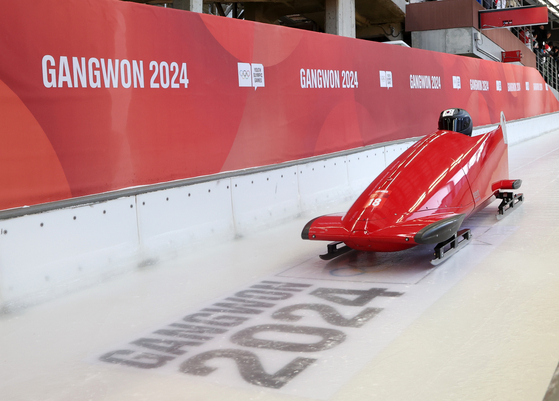 Korea's So Jae-hwan races in the men's monobob at the Gangwon 2024 Youth Olympics in Pyeongchang, Gangwon on Tuesday. So went on to win gold in the event.  [YONHAP]