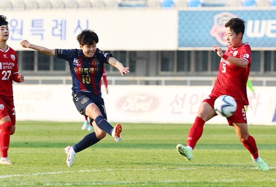 Ji So-yun, center, scores for Suwon FC Women in the first round of the WK League Championship against the Incheon Hyundai Red Angels at Suwon Stadium in Suwon, Gyeonggi on Nov. 19, 2023.  [NEWS1]