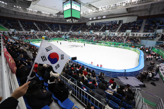 Gangneung Ice Arena in Gangneung, Gangwon is packed with spectators for the final of the men's and women's 500-meter short track speed skating competition on Monday.  [YONHAP]