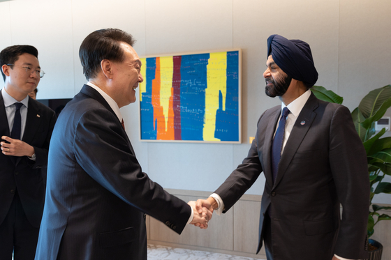 President Yoon Suk Yeol, left, shakes hands with World Bank chief Ajay Banga at Yongsan presidential office in central Seoul on Wednesday. Yoon vowed to significantly expand Korea’s official development assistance (ODA) projects. [YONHAP]