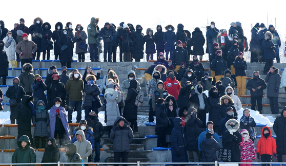 Crowds watch the luge team relay at Alpensia Sliding Centre in Pyeongchang, Gangwon on Tuesday.  [YONHAP]
