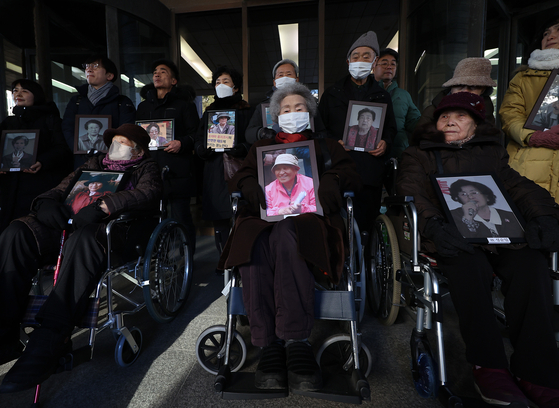 Forced labor victims and their bereaved families address reporters’ questions after the Supreme Court ruled in favor of them on Thursday morning in Seocho District, southern Seoul. [YONHAP]