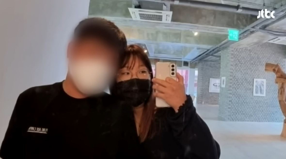 A picture of Choi Yoon-jong, right, with her fiance. [SCREEN CAPTURE]