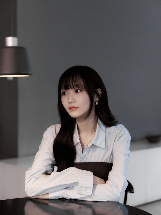 Ryu Su-jeong of girl group Lovelyz dropped her second EP ″2ROX″ on Wednesday. [HOUSE OF DREAMS]