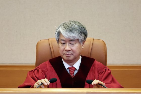 Constitutional Court Justice Lee Jong-seok sits at the court in Jongno District, central Seoul, for a ruling on Thursday. [NEWS1]