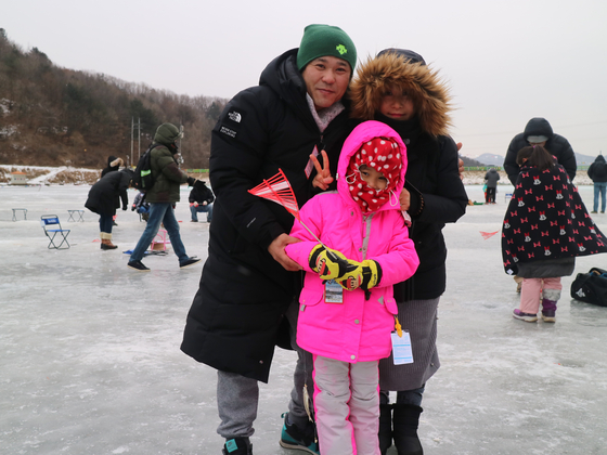 A family poses for a photo at the Yangpyeong Icefish Festival. [YANGPYEONG ICEFISH FESTIVAL ORGANIZING COMMITTEE]