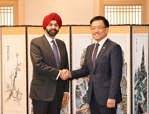 Finance Minister Choi Sang-mok, right, shakes hands with President of the World Bank Ajay Banga ahead of their meeting in Seoul on Jan. 25. [YONHAP]