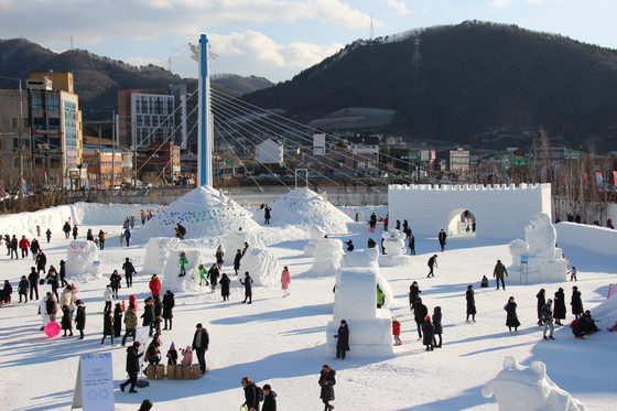Visitors walk around snow sculptures at the Daegwallyeong Snow Festival in Pyeongchang County, Gangwon. [JOONGANG PHOTO]